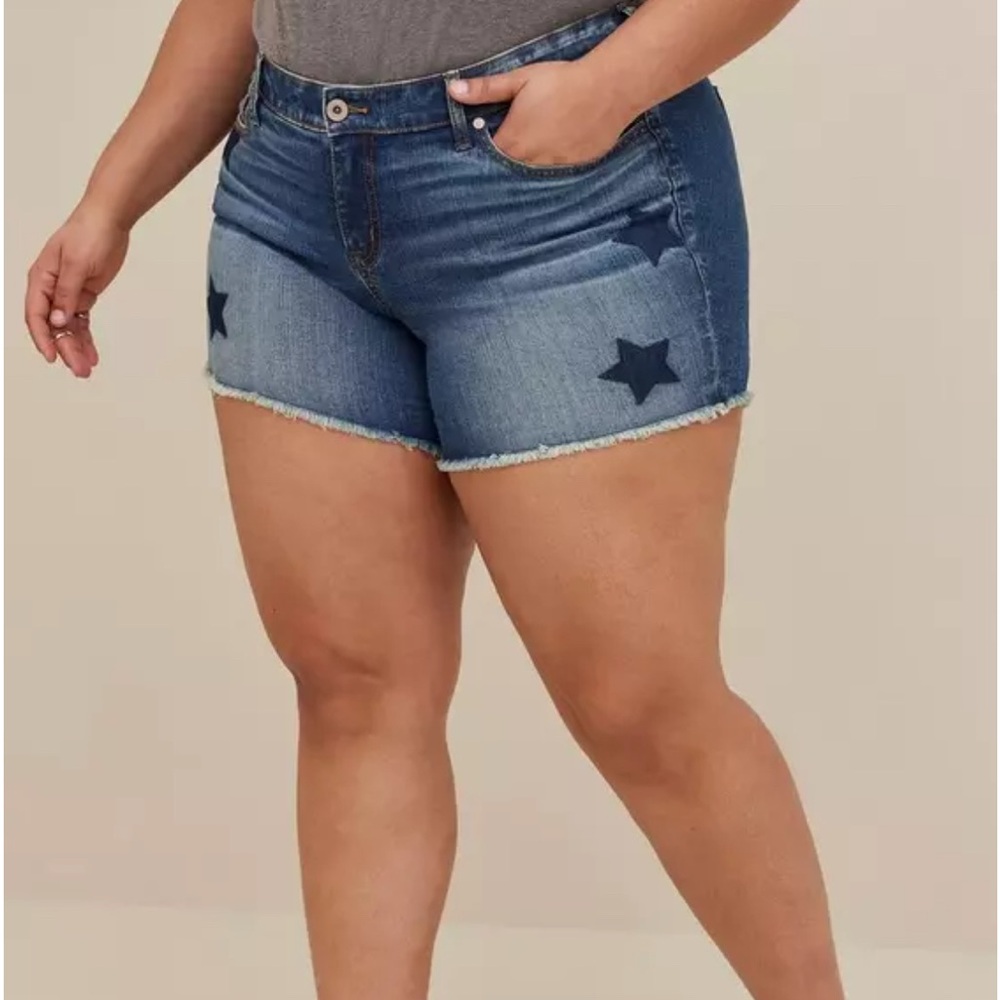 Torrid 5 Inch Vintage Stretch Mid-Rise Star Print Short EUC